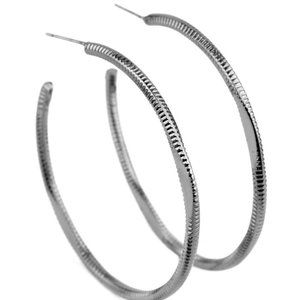 Inclined to Entwine black Hoop Earrings